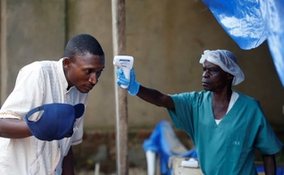 Trabalho de detecção de vírus no Congo. (Foto: Reprodução/Reuters)