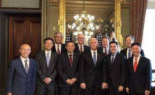 Vice-presidente dos EUA, Mike Pence, com defensores da Mesa Redonda da Liberdade Religiosa Internacional. (Foto: Casa Branca)