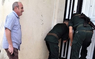 Pastor Messaoud Takilt acompanha fechamento da igreja pela polícia argelina. (Foto: Reprodução/Star Morning)