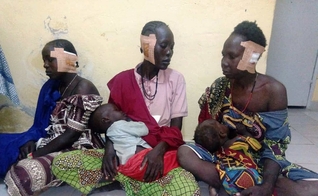 Mulheres de aldeia cristã nos Camarões se recuperam após terem suas orelhas cortadas pelo Boko Haram. (Foto: Portas Abertas)