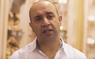A família  do comerciante palestino Zak Mishriky está em Israel há mais de 300 anos. (Foto: Israel Collective/YouTube)