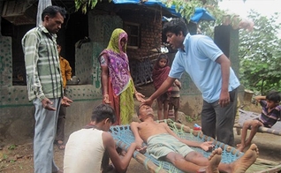 O pastor Haatim ora por cura de um homem afligido pela doença. (Foto: Reprodução/GFA)