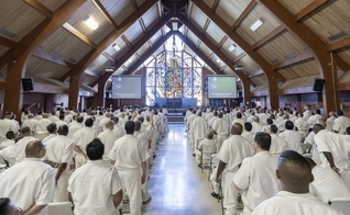 Centenas de presos se reúnem para culto da Igreja Gateway na H. H. Coffield, no Texas. (Foto: Reprodução/Igreja Gateway)