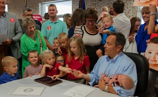 Governador do Kentucky, Matt Bevin, assinou quatro projetos pró-vida. (Foto: Reprodução/Owensboro Times)