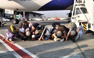Descendentes de judeus beijam o chão ao chegarem a Israel. (Foto: Reprodução/Agência Judaica)