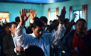 Cristãos nepaleses participam de um culto na aldeia da Lapa em Dhading, a noroeste de Katmandu. (Foto: Reprodução/AFP)