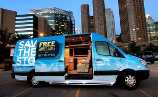 Van da Save the Storks com atendimento médico e aconselhamento para ajudar mulheres a não abortar. (Foto: Reprodução/Save the Storks)