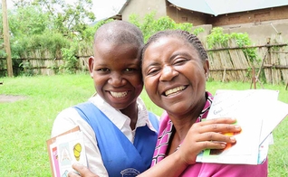 Mellina (À direita) assumiu Hadijah quando o abuso de seu pai devido a sua decisão por Jesus piorou. (Foto: Reprodução / UGCN)