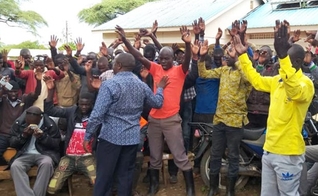 Pastor Samuel Kasigwa ministrando nas ruas aos motoristas de boda-boda. (Foto: Reprodução/UGCN)