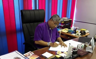 Pastor Asiri Perara em seu gabinete pastoral. (Foto: Reprodução/Facebook)