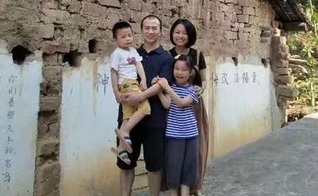 Pr. Li Yingqiang e sua família. (Foto: Reprodução/Premier)