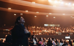 Catedral de Cristo em Serpong no momento do louvor. (Foto: Reprodução/Instagram)