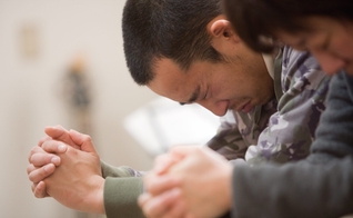 Jovem conhece Jesus após terremoto devastador que atingiu a região. (Foto: Reprodução/IMB)