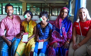 As irmãs Riya e Najmin ao lado dos pais e da missionária Alex, após cirurgia dos olhos. (Foto: Reprodução/Vision)