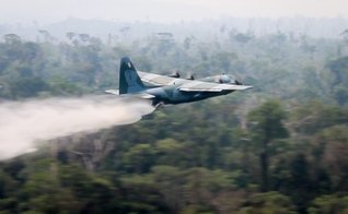 Avião da FAB combate incêndios na floresta. (Foto: Reprodução/Força Aérea Brasileira)