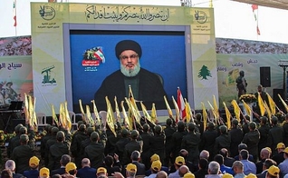 Simpatizantes do grupo terrorista xiita Hezbollah se reúnem para assistir à transmissão de um discurso do líder Hasan Nasrallah, no vale de Bekaa, no Líbano, em 25 de agosto de 2019. (Foto: Reprodução/AFP) 