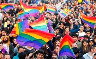 Milhares juntam-se à parada do orgulho gay anual de Santiago, Chile. (Foto: Reprodução/EFE)