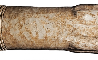Altar de pedra cilíndrico de 2.800 anos de idade descoberto recentemente em um santuário na antiga cidade de Atarote, na Jordânia. (Foto: Reprodução/Adam Bean)