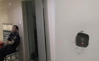 Policial chinês colocado para vigiar casa de cristão. (Foto: Reprodução/Facebook)