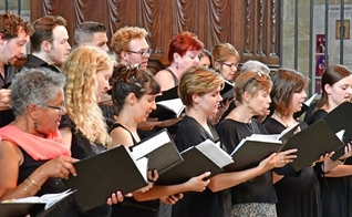 Coral ministrando durante culto. (Foto: Reprodução/Shutterstock)