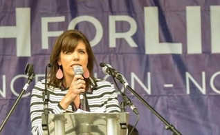 Melissa Ohden, sobrevivente de aborto, em defesa dos bebês.. (Foto: Reprodução/Facebook)
