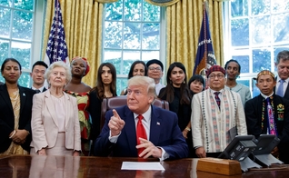 Presidente Trump com o pastor Hkalam Samson, de casaco claro e chapéu, em reunião com sobreviventes da perseguição religiosa em julho. (Foto: Alex Brandon/Associated Press)
