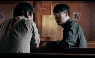 Dramatização da história de Sang-chul: Ele conta que quando ouviu o pastor Han dizer a palavra ‘Deus” ficou assustado. (Foto: Reprodução/God Reports)