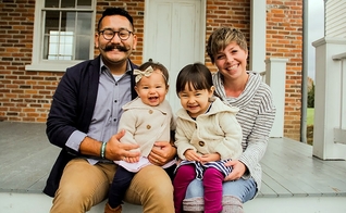 Jonathan Hayashi e sua esposa Kennedi têm duas filhas, Kaede e Anna, e estão adotando um menino na Bulgária. (Foto: Reprodução/BP Press)