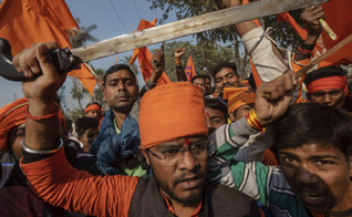Extremistas hindus usam espadas para ameaçar os cristãos. (Foto: Reprodução/Mainichi)