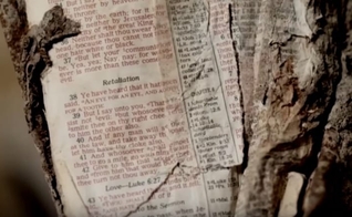 Fragmento da Bíblia em um pedaço de aço fundido dos escombros do 11 de Setembro. (Foto: Reprodução/FaithIt)