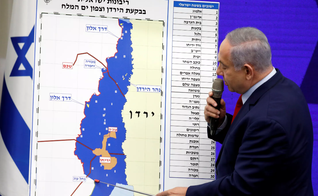 Benjamin Netanyahu, mostra áreas da Cisjordânia que pretende incorporar ao controle israelense. Região percorre a fronteira com a Jordânia. (Foto: Amir Cohen/Reuters)
