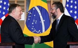 Secretário de Estado americano, Mike Pompeo e chanceler Ernesto Araújo. (Foto: Reprodução/EBC)