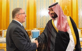Joel C. Rosenberg (à esquerda) é recebido pelo príncipe herdeiro saudita Mohammed bin Salman no Palácio Real em Jidá. (Foto: Embaixada Saudita em Washington)
