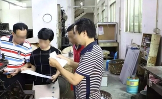 Uma gráfica na província de Guangdong é inspecionada por autoridades. (Foto: Reprodução/Bitter Winter)