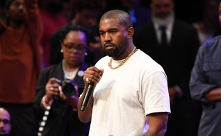 Kanye West tocou músicas e compartilhou uma mensagem de fé na Igreja Batista Missionária New Birth. (Foto: Paras Griffin)