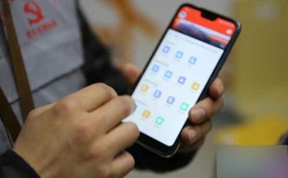 Os administradores de grade recebem telefones e precisam usar um aplicativo móvel especial para registrar as informações que são coletadas em uma plataforma online. (Foto: Reprodução/Bitter Winter)