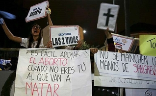 Manifestantes pró-vida protestam em frente à Assembleia Nacional do Equador. (Foto: Reprodução/ED)