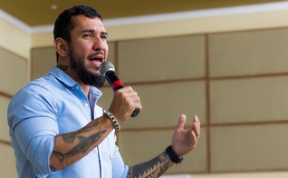 Rodolfo Abrantes ministrando. (Foto: Reprodução/Vox FM)