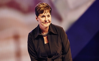Joyce Meyer diz que quando Deus está prestes a nos promover, enfrentamos uma nova oposição. (Foto: Hillsong)