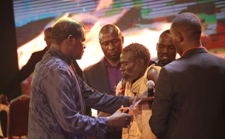 Ali Kirunda se volta para Cristo durante o evento de avivamento “77 dias de glória”, em Uganda. (Foto: Reprodução/UG News)