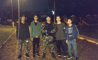 Soldado Ribeiro faz foto com os quatro jovens durante ronda e posta em sua rede social. (Foto: Reprodução/Facebook)