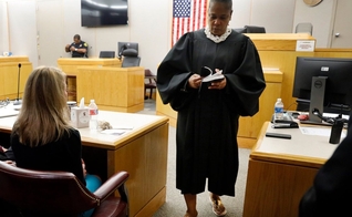 A juíza Tammy Kemp deu sua Bíblia a ex-policial Amber Guyger, condenada a 10 anos por atirar fatalmente em seu vizinho. (Foto: WFLA)