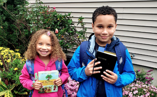 Alunos do condado de Suffolk, em Nova York, fotografam suas Bíblias antes de levá-las para a escola. (Foto: CBN News)