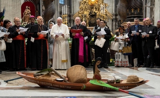 Papa Francisco participa do Sínodo dos Bispos da Amazônia no Vaticano. (Foto: Vatican Media/­Handout via Reuters)