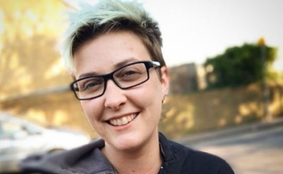 A jovem Charlie Evans deixou de ser publicamente transgênero. (Foto: Reprodução/Fempositive)