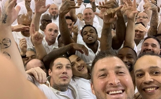 Tim Tebow faz selfie com prisioneiros de Waco, Texas. (Foto: Reprodução/Instagram)