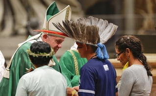 Papa recebe comunidades indígenas da Amazônia na missa de abertura do Sínodo. (Foto: Tiziana Fabi/AFP)