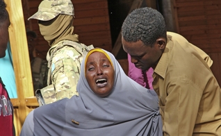 Mulher entra em desespero após ação de extremistas islâmicos, na Somália. (Foto: Farah Abdi Warsameh / AP)