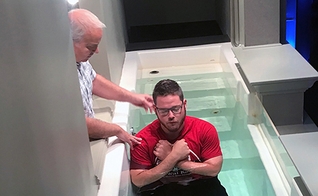 Pastor Mike Lefler (à esquerda) se prepara para batizar Brenton Winn durante um culto. (Foto: Central Baptist Church)