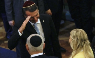 Em foto de dezembro, Jair Bolsonaro cumprimenta Benjamin Netanyahu e sua mulher em visita do premiê ao Rio de Janeiro. (Foto: Reprodução/Getty)